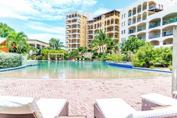 Pool - JUSMARNA PENTHOUSE Suite (Cupecoy)