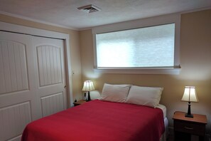 2 bedrooms, iron/ironing board, free WiFi, bed sheets - Bring your boat and enjoy the entire summer on Lake Winnipesaukee/Meredith Bay! (Meredith)