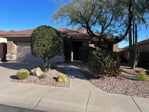 Property grounds - Country Club Home : Heated Pool with Spectacular Mountain & Golf Views (Anthem)