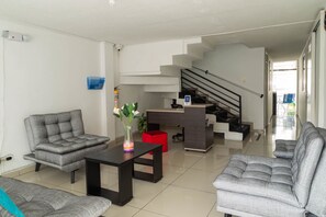 Televisión LED de 32 pulgadas con canales por cable y televisión 