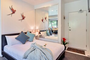 都會開放式客房, 1 張標準雙人床, 城市景 | 獨特設計、獨特裝修、書桌、手提電腦工作空間