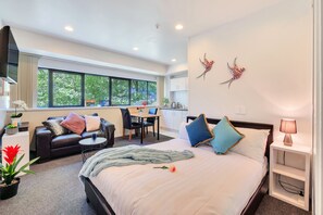 City Studio, 1 Double Bed, City View | Individually decorated, individually furnished, desk, laptop workspace - City Studio Near K'rd with WiFi (Auckland)