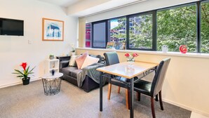 City Studio, 1 Double Bed, City View | Street view - City Studio Near K'rd with WiFi (Auckland)