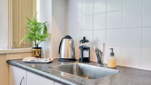 City Studio, 1 Double Bed, City View | Private kitchenette | Coffee/tea maker, fridge, stovetop, electric kettle - City Studio Near K'rd with WiFi (Auckland)