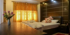 Deluxe-Doppel- oder -Zweibettzimmer, 1 Queen-Bett, Nichtraucher, Stadtblick | Wohnzimmer