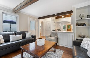 Una Smart TV, una chimenea, un futbolín