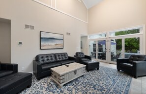 Una Smart TV, una chimenea, un futbolín