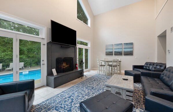 Una Smart TV, una chimenea, un futbolín