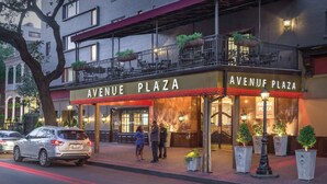 Un edificio con el letrero 'AVENUE PLAZA', que indica un establecimiento comercial.