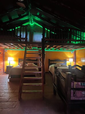 Ein Zimmer mit Etagenbetten, einer Himmelsleiter und zwei Nachttischlampen.