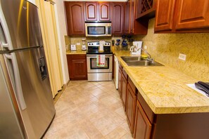 Refrigerador, microondas, parrilla de estufa y lavavajillas 