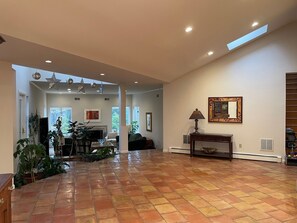 Lobby - Dramatic Family Home 30 Minutes From NYC (New Rochelle)