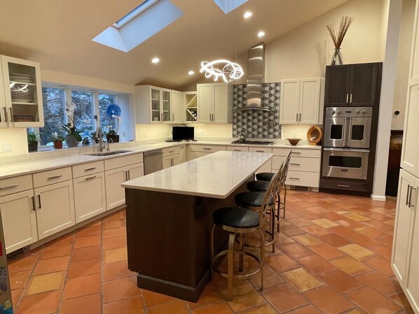 Fridge, microwave, oven, stovetop - Dramatic Family Home 30 Minutes From NYC (New Rochelle)