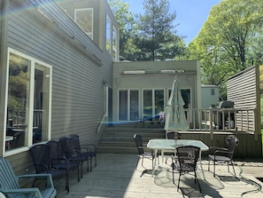Outdoor dining - Dramatic Family Home 30 Minutes From NYC (New Rochelle)