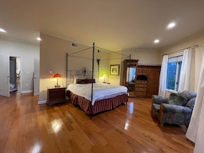 4 habitaciones, tabla de planchar con plancha, wifi y ropa de cama