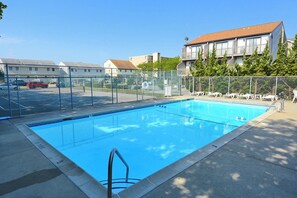 Pool - DAILY ACTIVITIES & LINENS INCLUDED!!! AMAZING BAY & CITY VIEWS!!  OUTDOOR POOL!  Cozy 1 BR, Right on the Bay! (Ocean City)