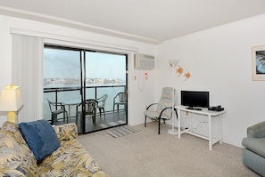 TV - DAILY ACTIVITIES & LINENS INCLUDED!!! AMAZING BAY & CITY VIEWS!!  OUTDOOR POOL!  Cozy 1 BR, Right on the Bay! (Ocean City)