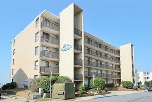 Exterior - DAILY ACTIVITIES & LINENS INCLUDED!!! AMAZING BAY & CITY VIEWS!!  OUTDOOR POOL!  Cozy 1 BR, Right on the Bay! (Ocean City)