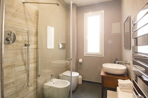 Articles de toilette écologiques, sèche-cheveux, peignoirs, bidet
