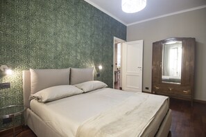 2 chambres, bureau, fer et planche à repasser, lit parapluie