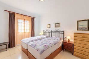 3 bedrooms, WiFi, bed sheets