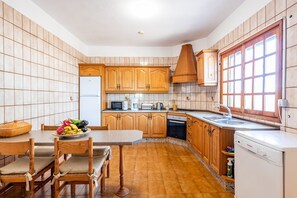 Kjøleskap, ovn, oppvaskmaskin og kaffetrakter/tekoker