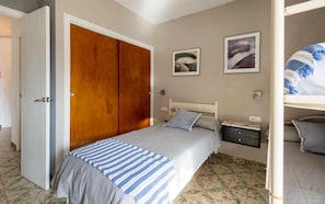 1 chambre, fer et planche à repasser