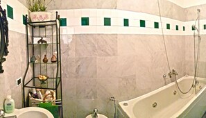 Bathtub, towels - Campione Splendid View beach front (Campione del Garda)