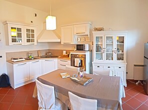 Fridge, microwave, oven, stovetop - Campione Splendid View beach front (Campione del Garda)