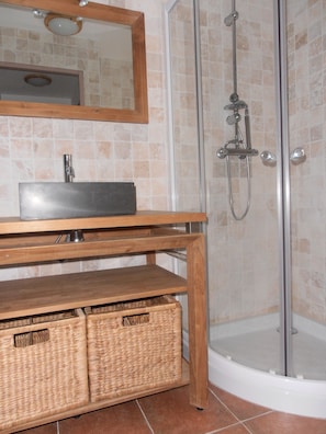Baignoire, séchoir à cheveux, serviettes fournies