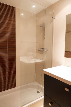 Shower, towels - FANTASTIC BEACH FRONT APARTMENT IN SALOU 068 BAHIA (Salou)