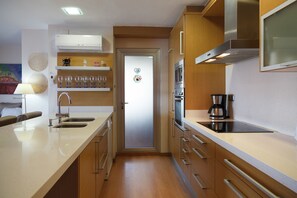 Kühlschrank, Mikrowelle, Ofen, Geschirrspüler