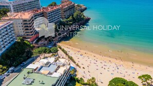 A coastal hotel with multiple buildings, a beach, and a clear view of the sea. - FANTASTIC BEACH FRONT APARTMENT IN SALOU 068 BAHIA (Salou)