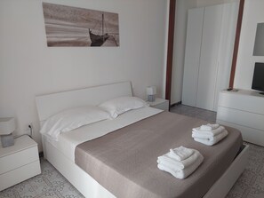 5 عدّة غرف نوم وخزنة داخل الغرفة ومكتب ومكواة/لوح كي