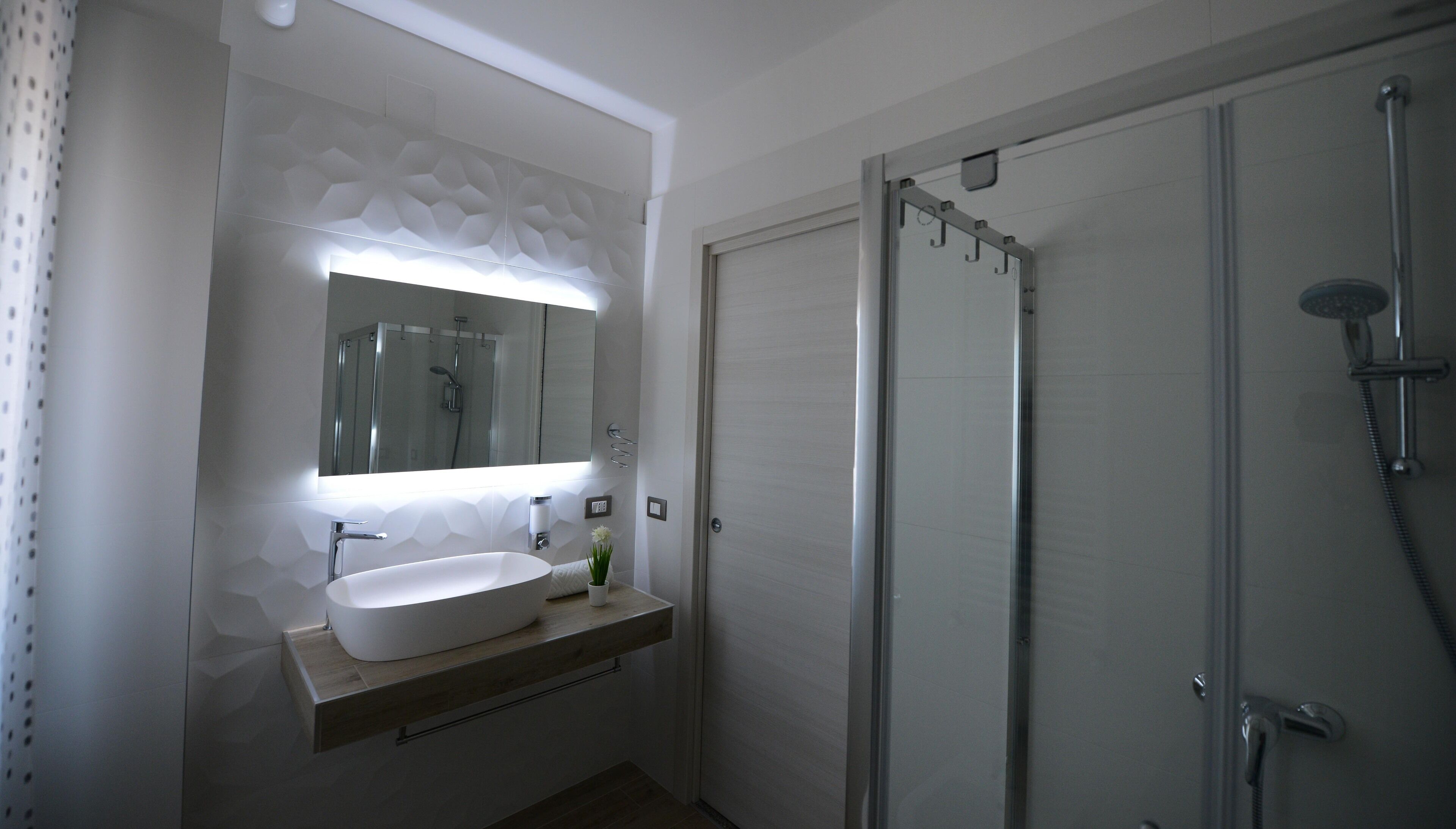 Combined shower/bathtub, hair dryer, bidet, towels