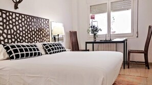 3 slaapkamers, een bureau, een strijkplank/strijkijzer, internet