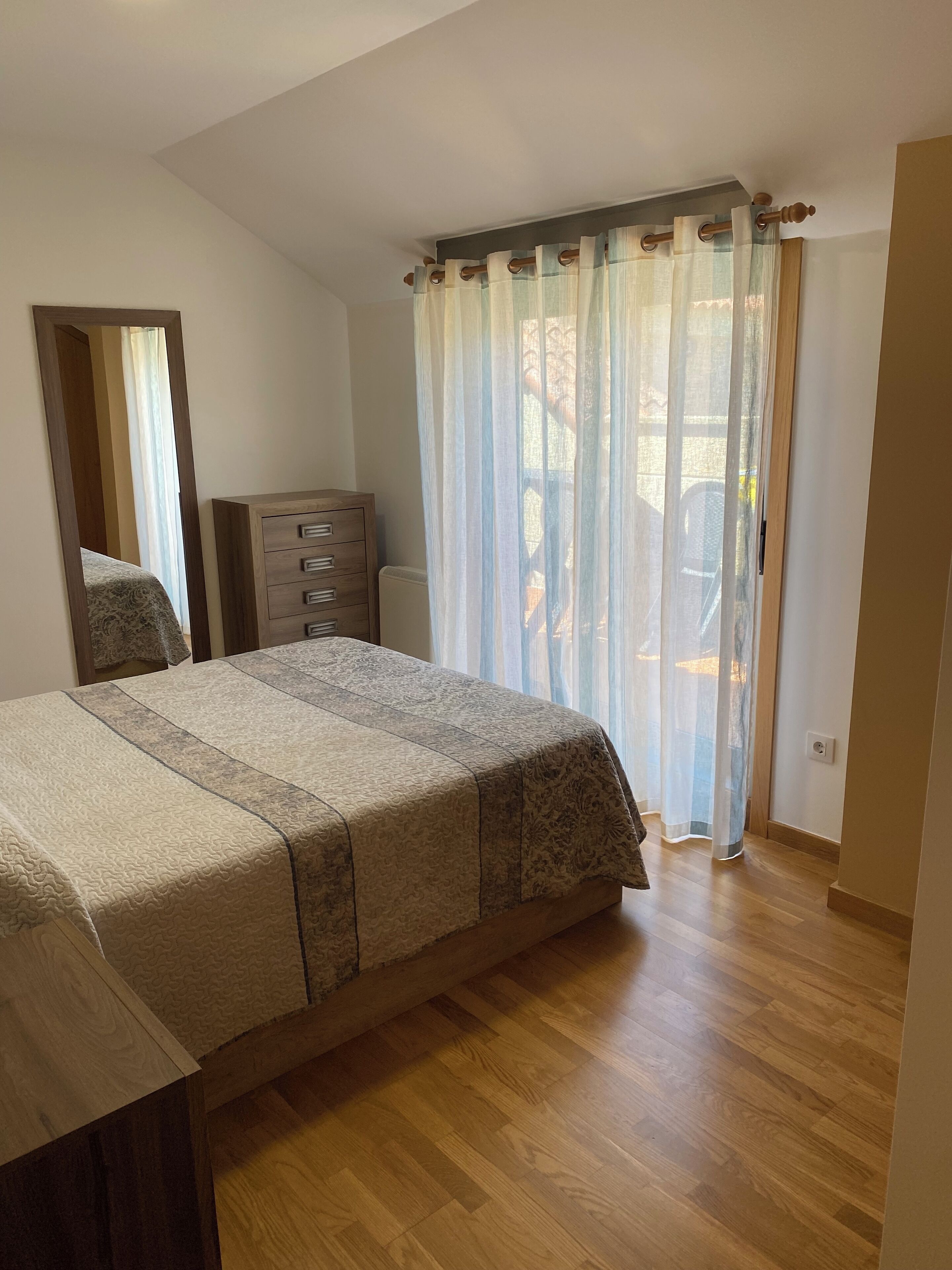 2 habitaciones, tabla de planchar con plancha, wifi y ropa de cama 