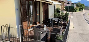 Outdoor dining - La Quiete 19 Holideal Apartment Lake View (Tremosine)