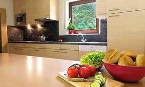 Kjøleskap, mikrobølgeovn, oppvaskmaskin og kaffetrakter/tekoker