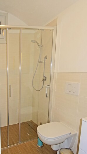 Dusche, Haartrockner, Handtücher