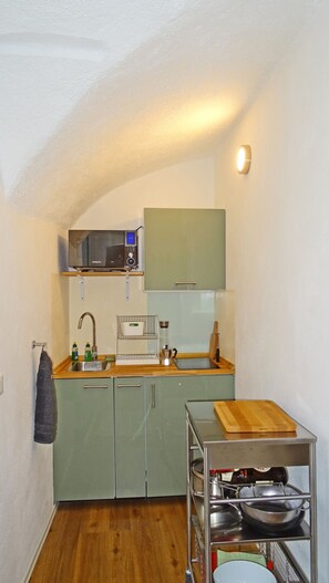 Kühlschrank, Mikrowelle, Herdplatte, Wasserkocher mit Kaffee-/Teezubehör