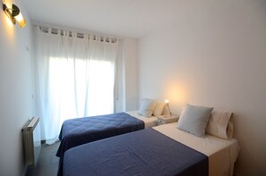 3 bedrooms, iron/ironing board, WiFi, bed sheets - PLATJA 32 (Estartit)