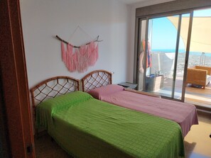 3 slaapkamers, een strijkplank/strijkijzer, gratis wifi, beddengoed