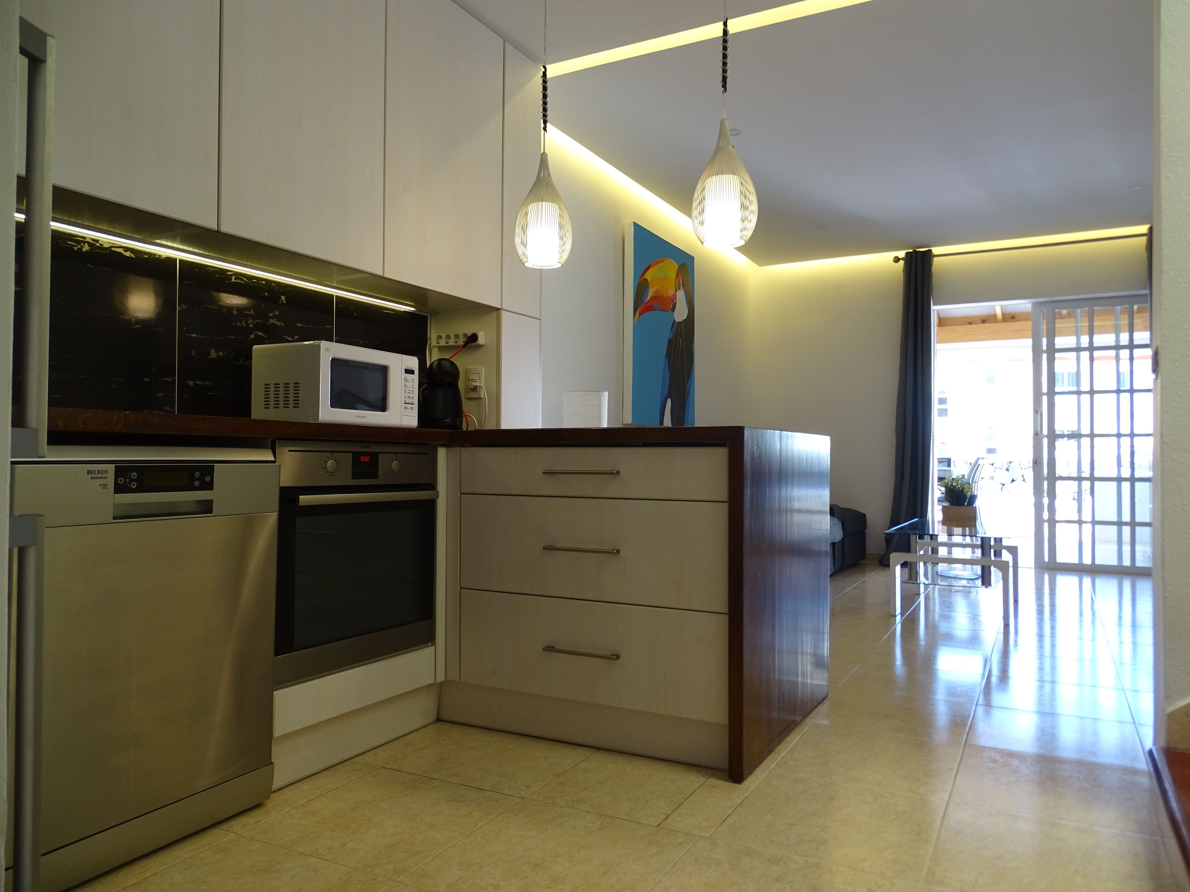 Een koelkast, een magnetron, een oven, een kookplaat