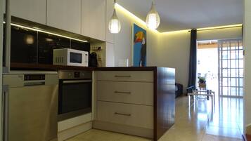 Een koelkast, een magnetron, een oven, een kookplaat