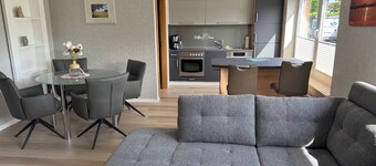 家の上に直接建てられた1/2の家、2階建ての独立した入り口