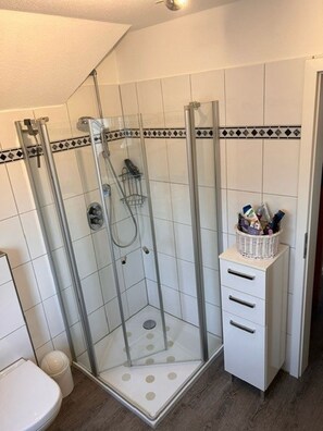 Shower - House "dyke Rose" Quiet location, Wi-Fi, 300 meters to the beach, top is directing (Harlesiel)
