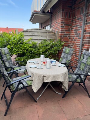 Outdoor dining - House "dyke Rose" Quiet location, Wi-Fi, 300 meters to the beach, top is directing (Harlesiel)