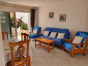 TV, books - Bungalow with large terrace, 2 bedrooms for 3 persons (Costa Calma)