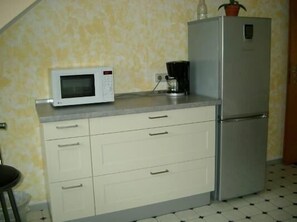 Frigorífic, microones, placa de cuina i cafetera i tetera